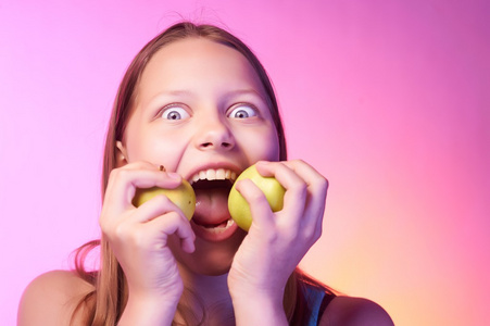 情感有趣的青少年女孩吃苹果
