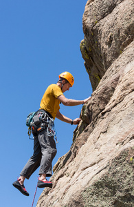 老人在陡峭的岩石上爬在科罗拉多州