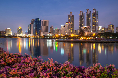 曼谷市容与湖反映在黄昏时分