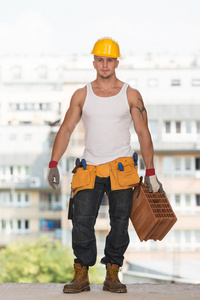 携带砖的建筑工人
