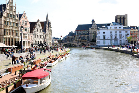 在比利时根特中世纪城市的河边的美丽 graslei