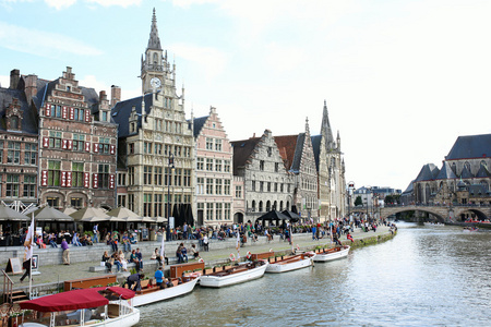 在比利时根特中世纪城市的河边的美丽 graslei
