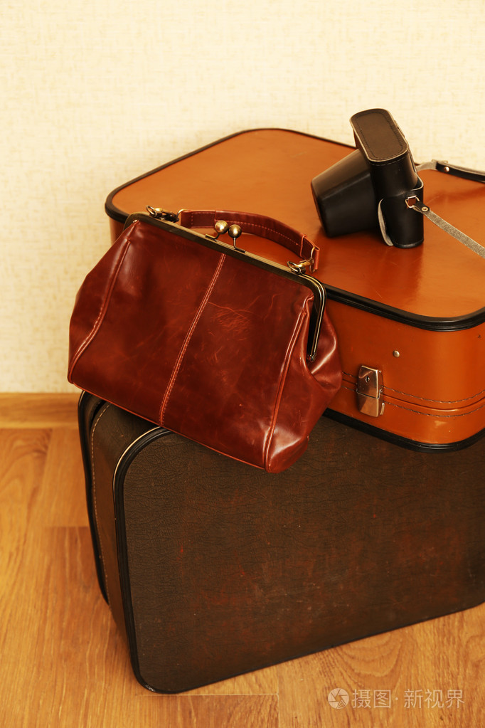 老式旧旅行箱在地板上