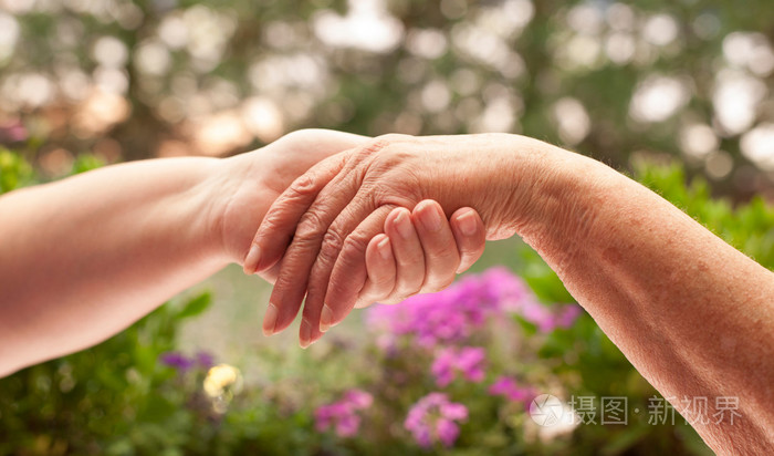 与高级成人手牵着手