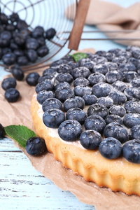 美味的自制馅饼加蓝莓木制的桌子上