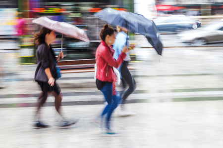 人在运动模糊走在多雨的城市