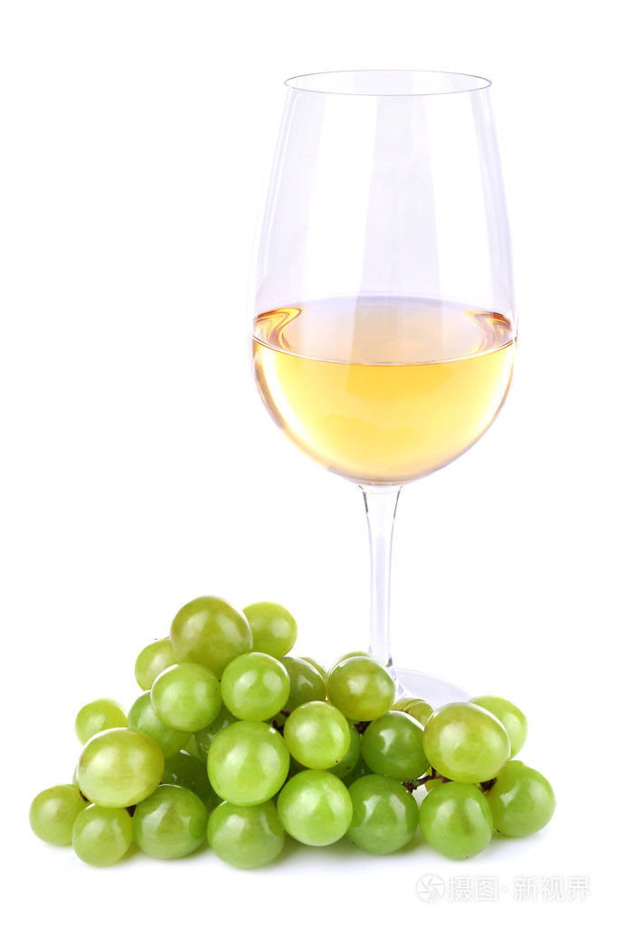 美味的红酒和成熟的葡萄，孤立的白色衬底上