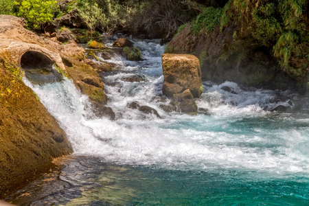 在河里的水流动照片