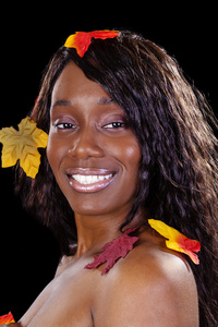 有吸引力的非洲裔美国老妇秋天的树叶的肖像