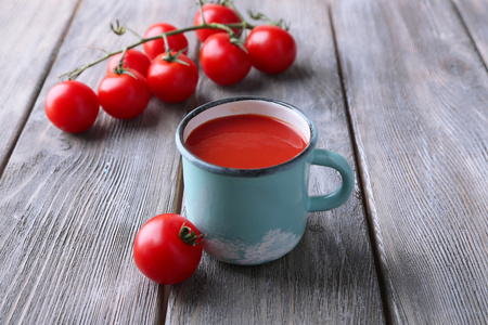 自制番茄汁变色马克杯和新鲜的西红柿上木制的背景