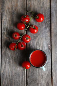 自制番茄汁变色马克杯和新鲜的西红柿上木制的背景