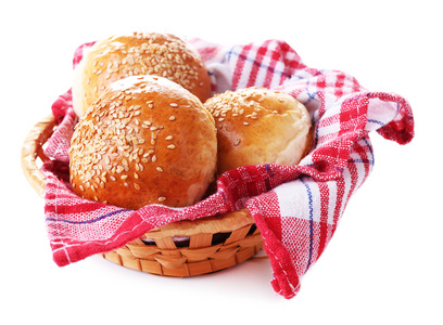 芝麻在柳条篮子里，孤立的白色衬底上的美味面包