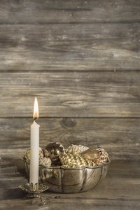 一个燃烧的到来蜡烛，木制圣诞背景