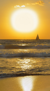 海景 小寂寞帆船和大盘的夕阳