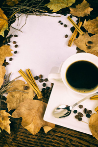 咖啡和秋天的树叶