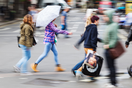 人在运动模糊城市马路上一个下雨天