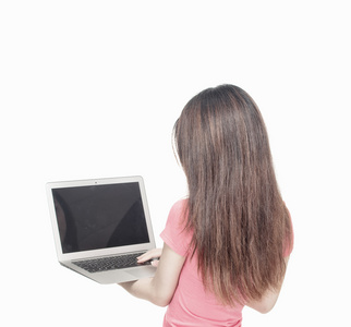 亚洲女孩站着笔记本电脑。后视图，孤立