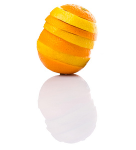 白色背景下的橙色和柠檬水果层切片
