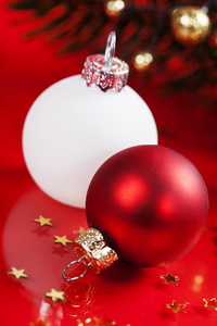 白色和红色的圣诞球