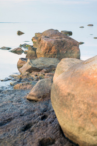 岩石在波罗的海的亮丽的风景线