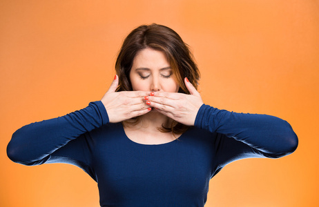 覆盖的女人闭口.说话没有邪恶的概念照片