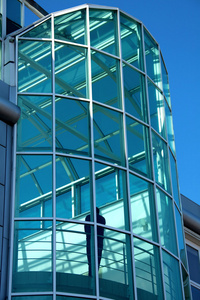 现代玻璃建筑与剪影畜禽舍图片