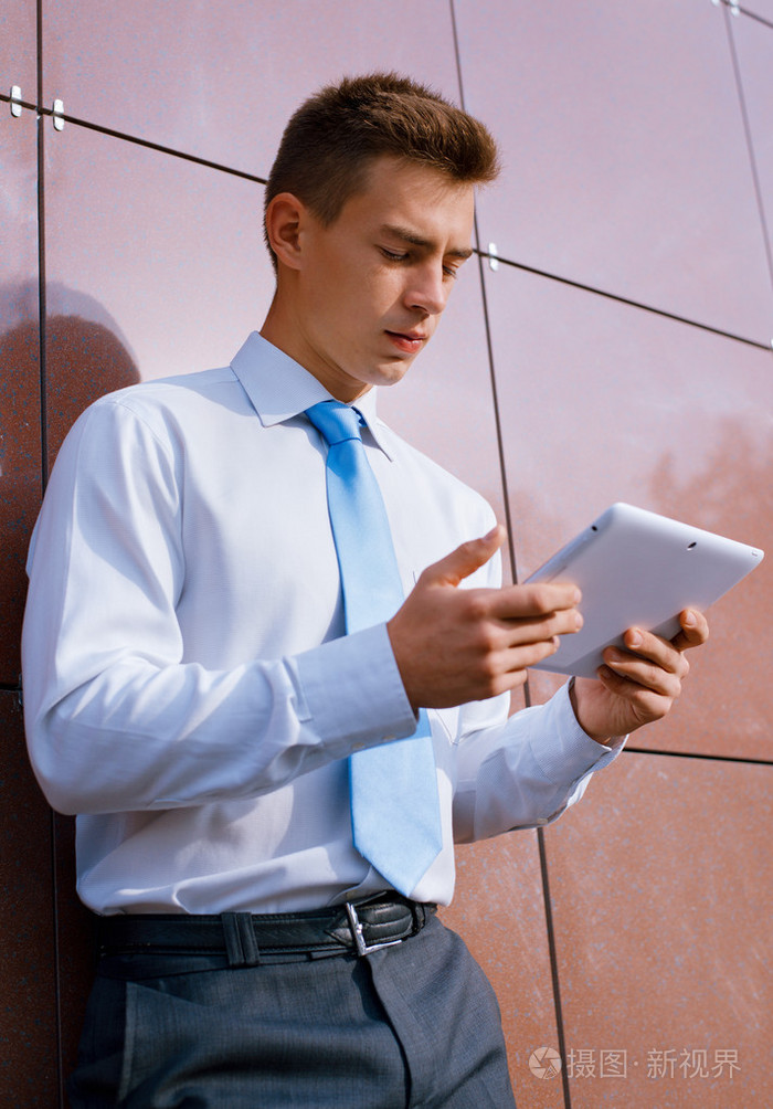 低头看着平板电脑的商人照片-正版商用图片1gko32-摄图新视界