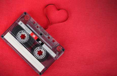 老式录音带与松散的磁带，塑造一颗心
