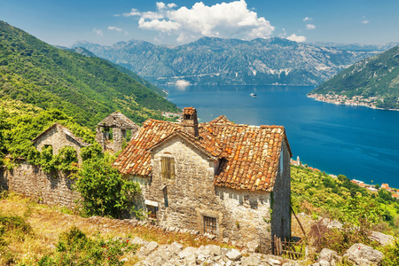 老房子与视图上的海和山