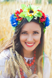 年轻漂亮的女人，穿着国家乌克兰