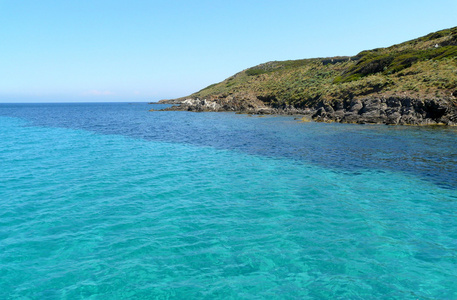 通过在 Asinara 岛，撒丁岛，意大利水晶水域航行的船