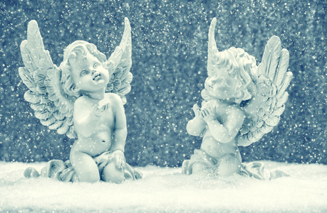 小小的守护天使，在雪中。圣诞装饰