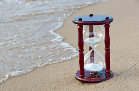在海滩上的沙子计时器