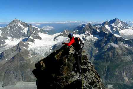 登山途中通过赫恩利山的山脊，采尔马特，瑞士马特宏峰的首脑会议