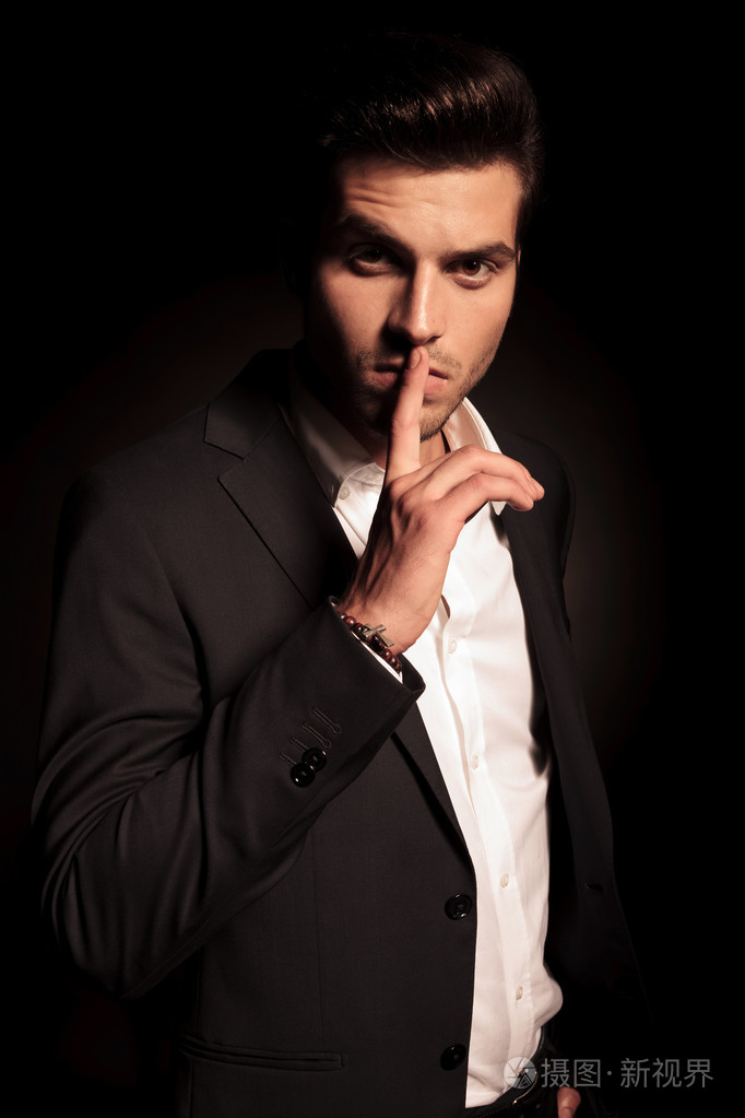 优雅时尚男人作安静的手势
