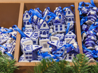 阿姆斯特丹，荷兰，2014 年 7 月 9 日。出售的民族风格的玻璃圣诞树装饰品