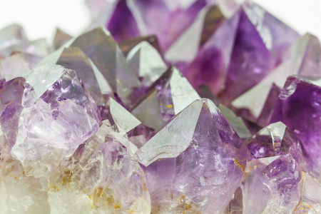 水晶石头，紫色粗糙紫水晶晶体