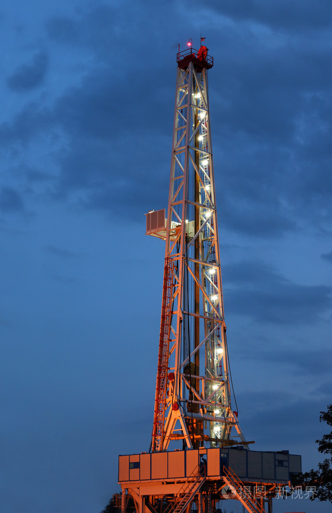 照明的陆地石油钻机