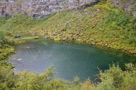 冰岛，山下湖