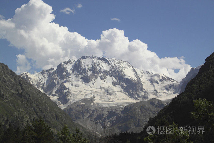 山谷和顶部的乌拉tau高加索地区的角度