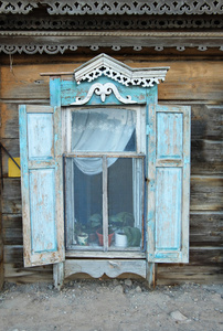 窗口中的一个古老的木房子图片