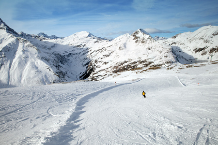 男人在雪坡上滑雪