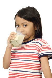 可爱的小亚洲女孩喝牛奶