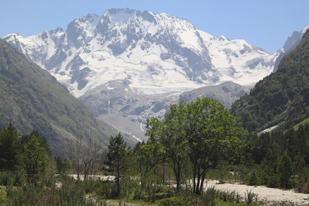 山谷和顶部的乌拉tau，高加索地区的角度