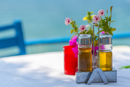 瓶橄榄油和醋在希腊的桌子上图片