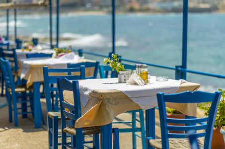 瓶橄榄油和醋在希腊的桌子上