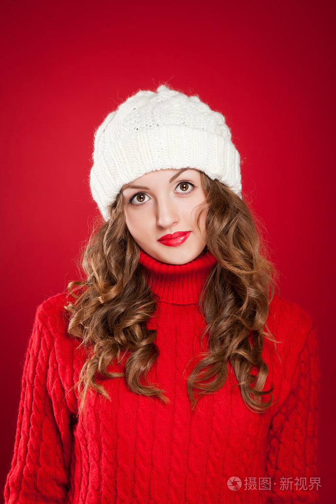 暖帽,身穿红毛衣的卷发的漂亮女孩