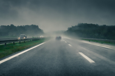 在暴风雨中的车