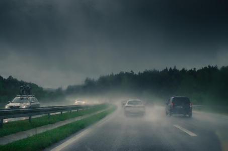 汽车在湿滑的道路上