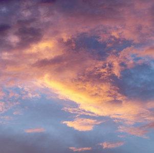 橙色的夕阳的天空